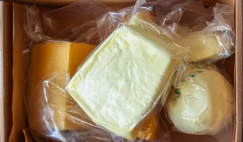 ¿Se deben guardar los quesos en la nevera?