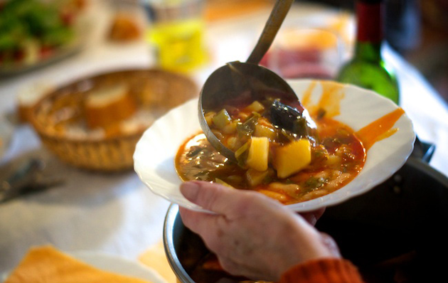 CÓMO MANTENER LOS PLATOS CALIENTES ANTES DE SERVIR?