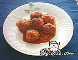 Albóndigas de cordero y salchichas