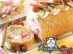 Brazo de gitano de avellanas con crema de frambuesa