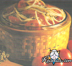 Bucatini con tomates frescos calientes