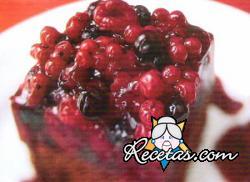 Budín de frutas rojas