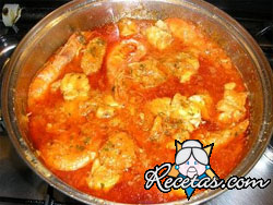 Sopa de tomate con gambas