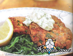 Croquetas de pescado en salsa tártara con papas y espinacas