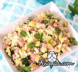 Ensalada de arroz con huevo, calabacín y jamón