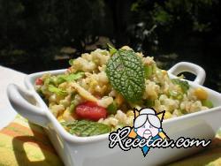 Ensalada de arroz con verduras y atún rojo