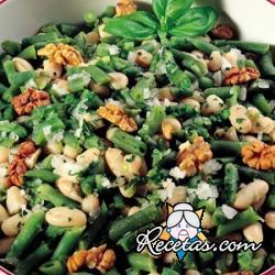 Ensalada de frijoles y judías verdes con cebolla y nueces