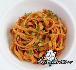 Fideos integrales con pesto de tomates secos