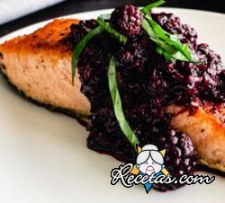 Filete de salmón en salsa de moras y vinagre balsámico