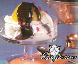 Helado de crema con chocolate caliente