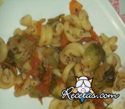 Pasta con salchicha, tomates confitados y repollitos de Bruselas