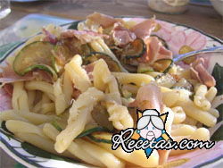 Pasta con jamón y parmesano