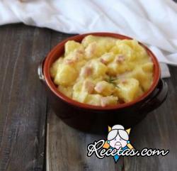 Patatas cremosas con bacon y cebolla