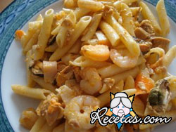 Penne con salsa de pescado cremosa