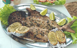 Pescado asado con aceite y limón