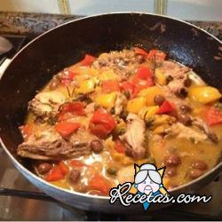 Pollo con aceitunas y pimientos