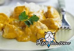 Pollo con bananas al curry