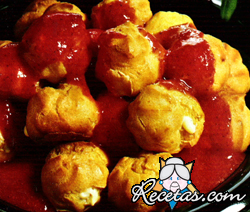 Profiteroles con salsa de frutillas