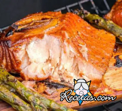 Salmón glaseado con miel y naranja