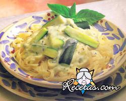 Tagliatelle con calabacines y albahaca