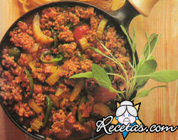 Tallarines al huevo con salsa bolognesa