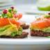 Bruschetta con salmón y guacamole